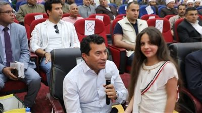 وزير الشباب والرياضة ينصب طفلين من الوادى الجديد سفراء لطلائع مصر