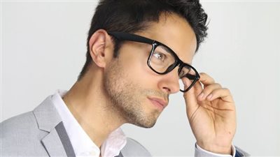 طبيب عيون يكشف: لا يوجد ما يسمى بـ نظارة حفظ نظر 