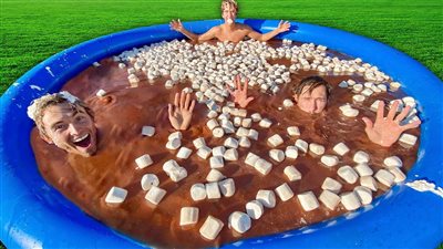 في حادثة كوميدية.. إنقاذ رجلين من الغرق في وعاء شيكولاتة 