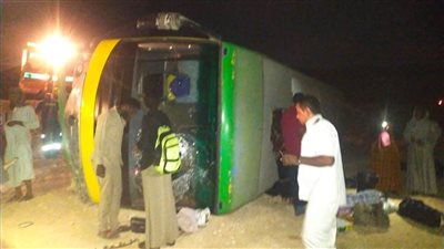 إصابة سودانيين في انقلاب أتوبيس رحلات بطريق أسيوط البحر الأحمر 