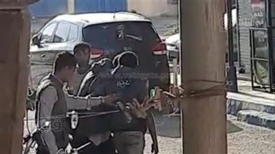 سلموه للشرطة.. أهالى الإسماعيلية يقبضون على لص أثناء محاولة سرقة إحدى الشقق| فيديو