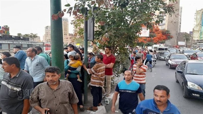 طالب جامعى يلقي بنفسه