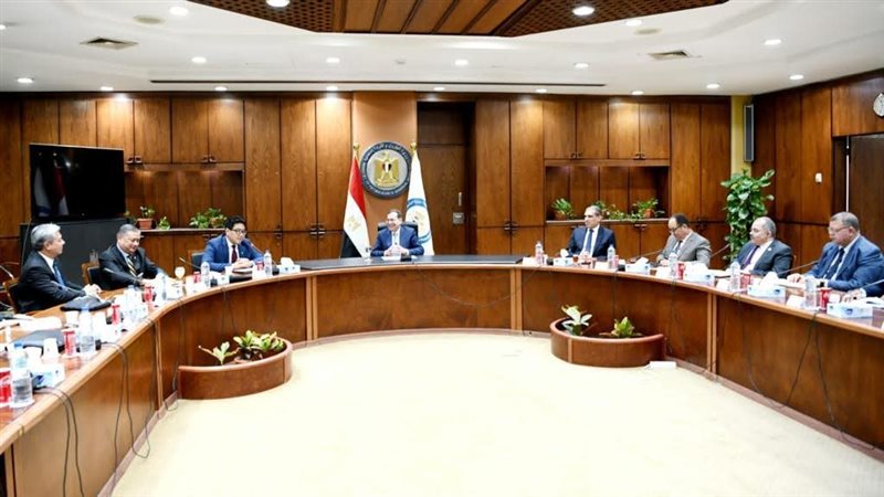 وزير البترول مع وفد