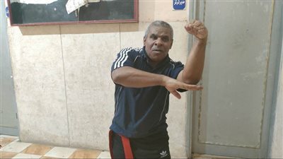 الإعاقة لم تهزمني.. قصة أول مدرب ألعاب قتالية من ذوي الهمم في قنا | فيديو