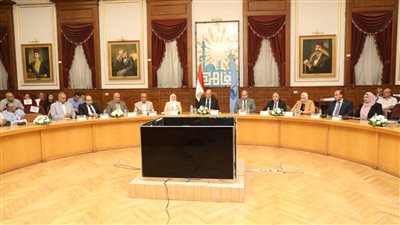 محافظ القاهرة يسلم أصحاب الورش بشق الثعبان عقود تقنين أوضاعهم