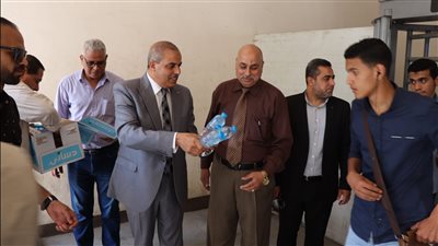 رئيس جامعة الأزهر يستقبل الطلاب بالماء قبل انطلاق الامتحانات | صور 