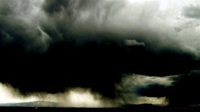 سحابة سوداء تغطي سماء مقاطعة ولاية ساوث داكوتا الأمريكية 