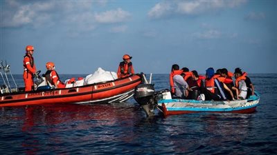 العثور على 14 مهاجرا وجثة رجل على جزيرة يونانية