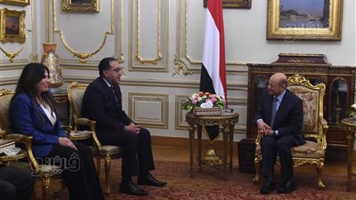 مدبولي لـ رشاد العليمي: السيسي كلف الحكومة بتقديم كل صور الدعم لليمن | صور