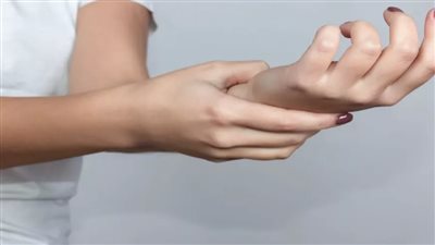تدل على أمراض قلبية خطيرة، تعرف على أسباب تنميل اليدين 