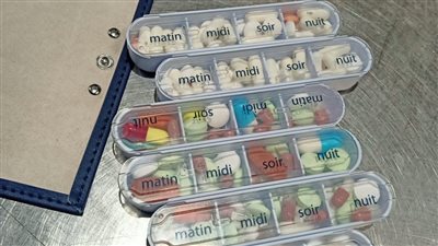 ضبط 3 محاولات لتهريب عقاقير وزيوت مخدرة بمطار القاهرة | صور