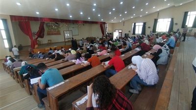 رئيس الجامعة يتابع امتحانات 