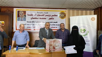  تسليم ماكينات خياطة لخريجي التدريب على مهنة التفصيل والحياكة بالغربية