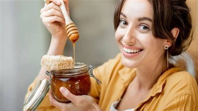 تفسير حلم أكل العسل في المنام وعلاقته بالتغلب على الخسارة المادية