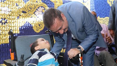 محافظ المنوفية يسلم كراسي كهربائية لذوي الهمم ومساعدات مالية للحالات الإنسانية