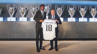 بيريز يوجه رسالة مؤثرة لـ تشواميني.. ويمنحه القميص رقم 18 في ريال مدريد