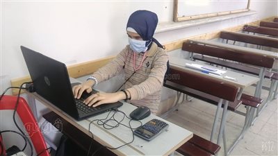 وزير التعليم يهنئ أول طالبة كفيفة تجتاز امتحان الإعدادية على اللاب توب