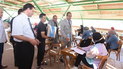 رئيس جامعة سوهاج يتابع انتظام الامتحانات ويوزع زجاجات المياه على الطلاب |صور