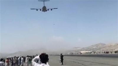 تحقيق يكشف تفاصيل دهس طائرات أمريكية لأفغان خلال الانسحاب من كابول