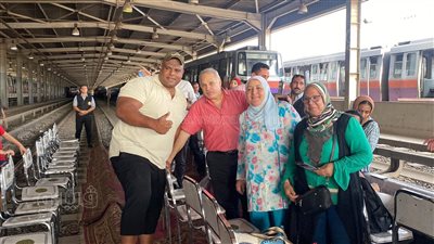 دعواتكم معانا.. كابونجا يرفع علم مصر قبل سحب قطار المترو | فيديو 