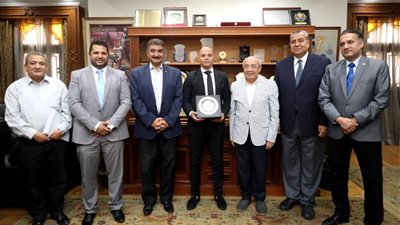 نقيب المهندسين يكرم 