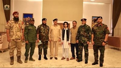 لفتة إنسانية.. حفتر يلتقي الطفل الليبي مصطفى البركولي بعد تحريره من الخطف