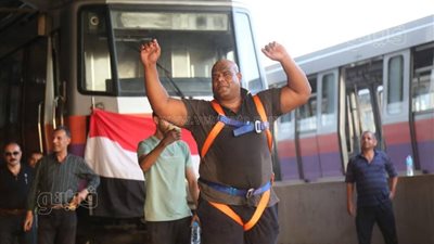 بتشجيع أطفال مرضى السرطان.. كابونجا يسحب 6 عربات مترو | فيديو وصور 