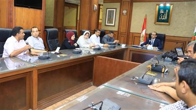 نائب محافظ سوهاج يعقد اجتماعا بأعضاء فريق عمل مبادرة صوتك مسموع 