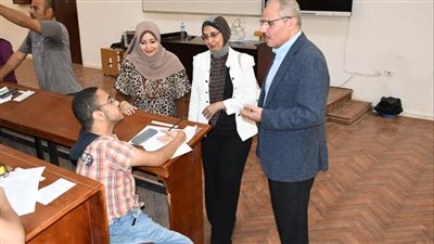 لأول مرة.. عقد الامتحانات بنظام النماذج لطلاب كلية التجارة بجامعة القناة | صور 