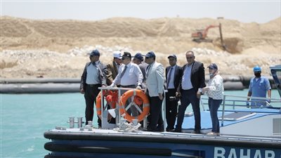 تكريك 26 مليون متر مكعب من الرمال بمشروع تطوير القطاع الجنوبي لقناة السويس | صور