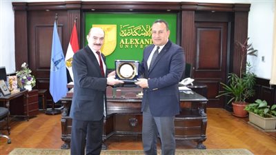 رئيس جامعة الإسكندرية يستقبل قنصل فلسطين لبحث التعاون المشترك 