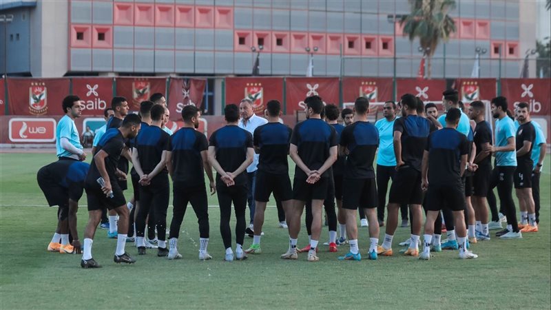 فريق الكرة بالنادي