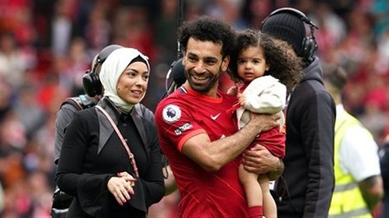 محمد صلاح مع زوجته،