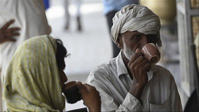 حكومة باكستان تدعو المواطنين لتقليل شرب الشاي لإنقاذ الاقتصاد