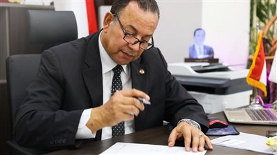 رئيس جامعة المنصورة الجديدة يستعرض تقريرًا حول حصاد كلية العلوم 