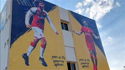 المقاولون يضع صور محمد صلاح والنني على جدران فندق اللاعبين