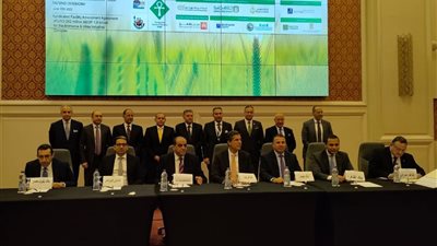 وزير قطاع الأعمال يشهد تعديل عقد تمويل شركة 