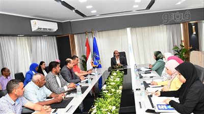 محافظ أسوان يناقش الإعداد الجيد للمشاركة في جائزة تكافؤ الفرص لتمكين المرأة | صور