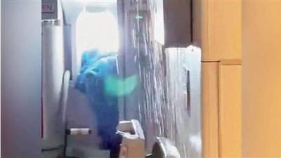 حادث تسرب مياه يحول طائرة بريطانية لنافورة عملاقة