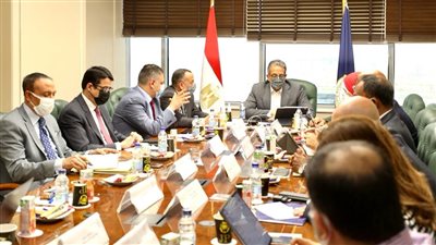 وزير السياحة يناقش تطوير خدمات الزائرين وتركيب البوابات الإلكترونية