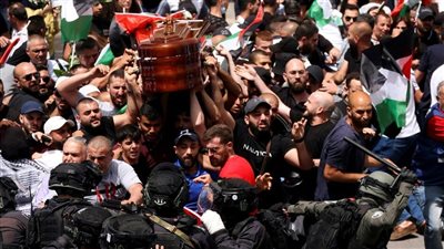 مشهد جنازة شيرين يتكرر.. جيش الاحتلال يهاجم جنازة مواطنة فلسطينية | فيديو 