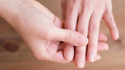 انحناء أصابع اليد، الأسباب والعلاج ونصائح لتخفيف الألم