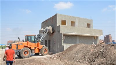 محافظ القليوبية يتابع إزالة مبنى مخالف بالخانكة 