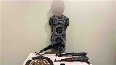 ضبط عنصر إجرامي لحيازته أسلحة نارية بالقليوبية