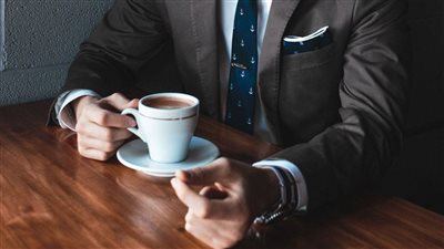 تفسير حلم شرب القهوة وعلاقته بالحديث السيئ والمكائد 