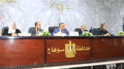 محافظ سوهاج يعقد اجتماعا مع لجنة توفيق أوضاع المشروعات المتوسطة ومتناهية الصغر 