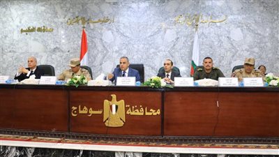 محافظ سوهاج يبحث الموقف التنفيذي لمشروعات مبادرة حياة كريمة