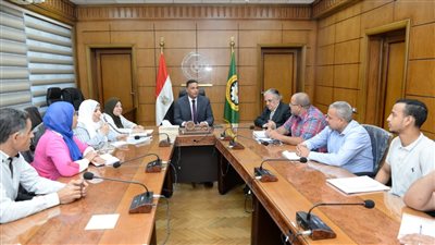 محافظ الدقهلية يناقش صيانة 67 أسانسير بالمستشفيات