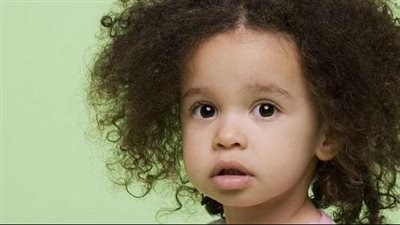 وصفة طبيعية لتنعيم وفرد وتقوية شعر الأطفال