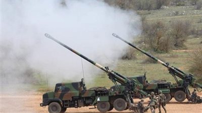 فرنسا في وضع الاستعداد للحرب.. وماكرون يطالب بزيادة إنتاج مدافع القيصر